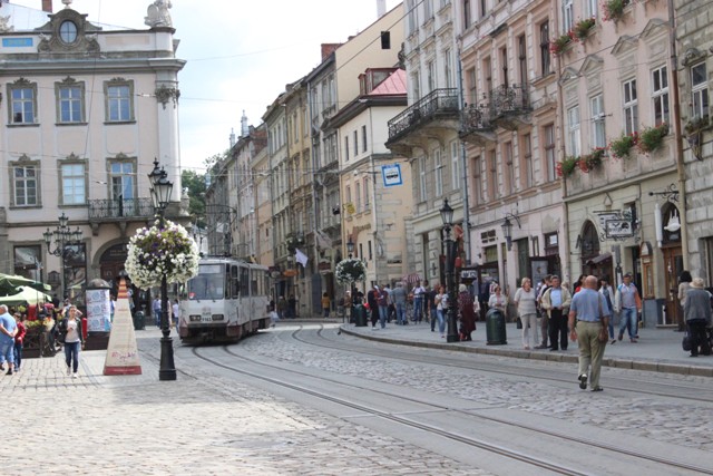 У Львові на Площі Ринок облаштують безбар’єрні доріжки