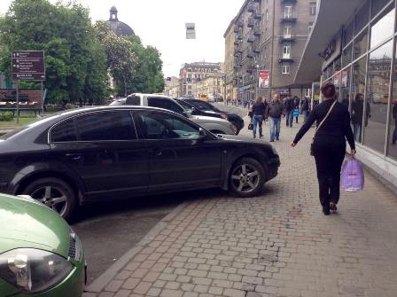 Паркінг біля готелю «Львів» незаконний