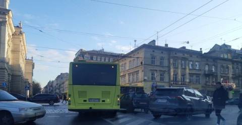 У центрі Львова маршрутка потрапила у ДТП: трамваї не курсують