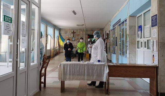 В Україні вакцинація від Сovid-19 буде обов'язковою для медиків, вчителів та держслужбовців