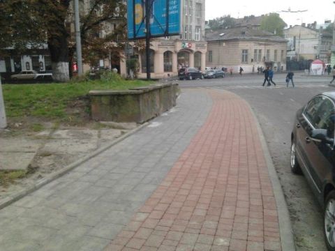 На Митрополита Андрея відремонтували тротуар та проклали велодоріжку