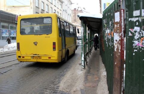 Львів'яни ризикують життям, проходячи біля готелю "Асторія" навпроти Магнусу