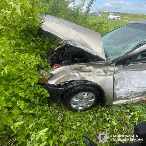 На трасі Київ – Чоп у ДТП з вантажівкою загинув водій легковика та постраждала 5-річна дитина