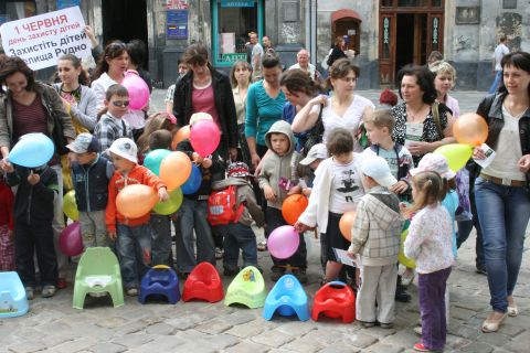 Мешканці Рудно вийшли під стіни Ратуші з горщиками