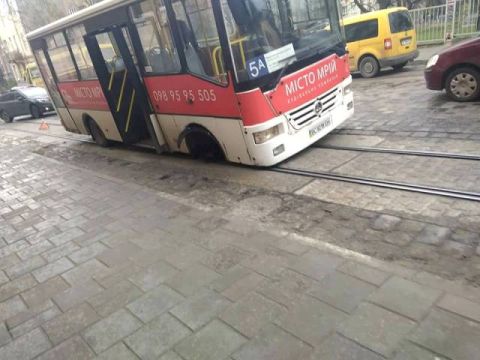 У Львові під час руху у маршрутки відлетіло колесо