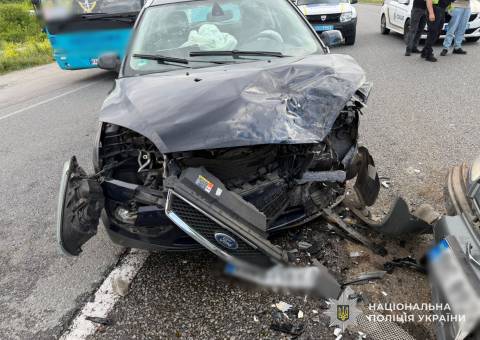 У Золочеві в ДТП постраждали водій та двоє пасажирів легковика