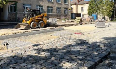 Вулиця Драгоманова до середини вересня залишатиметься перекритою для руху транспорту