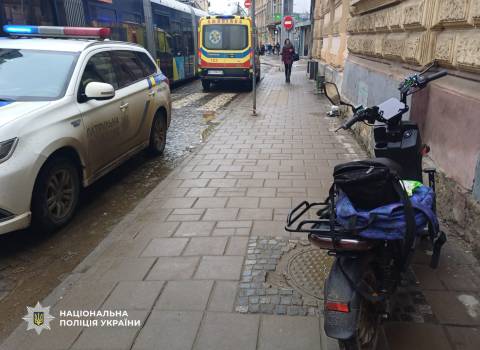 У Львові водій електроскутера збив пішохідку