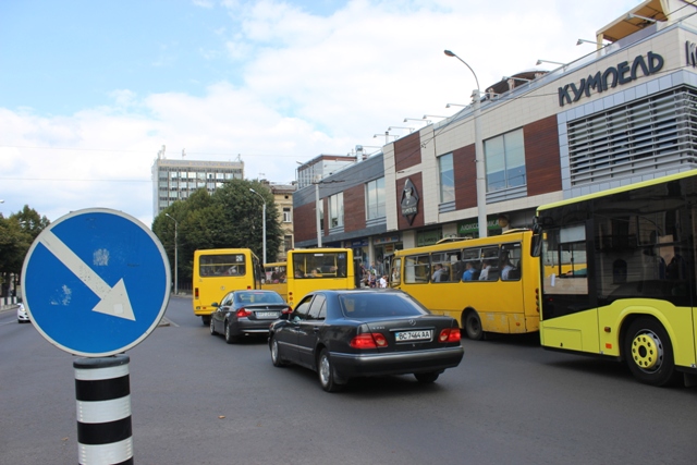 Садовий вимагає, щоб перевізники випускали на маршрути Львова 90% автобусів
