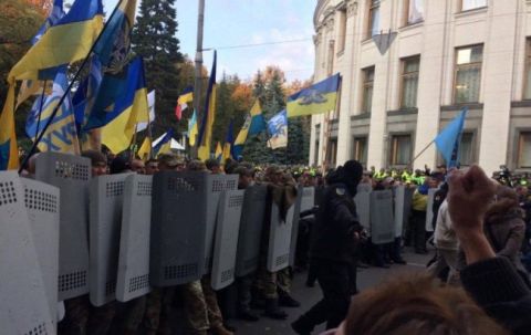 Під Верховною Радою цілу ніч чергували правоохоронці і активісти