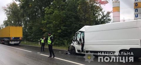 Біля Самбора у ДТП з вантажівкою постраждав водій мікроавтобуса