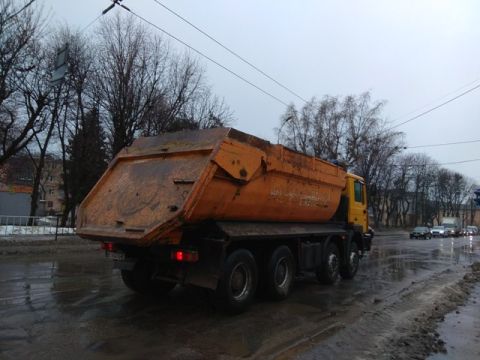 На вулиці Львова виїхали 8 одиниць снігоприбиральної техніки