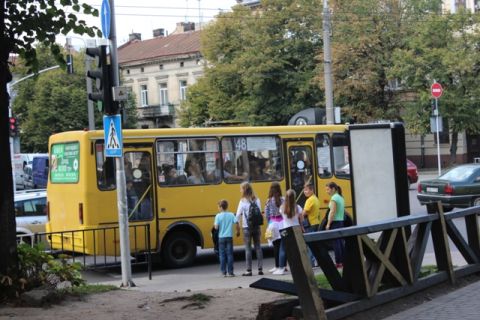 У Львові призупинили роботу декількох маршруток через дефіцит пального