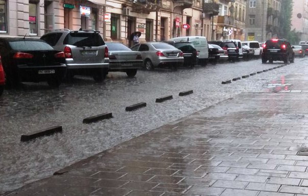 На Львівщині підтопило підвали будинків і присадибні ділянки у чотирьох районах та у Львові