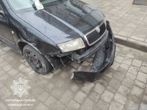 У Львові водій вдарив три припарковані авто та втік
