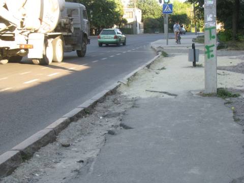 Депутати просять відремонтувати тротуар на Батуринській 