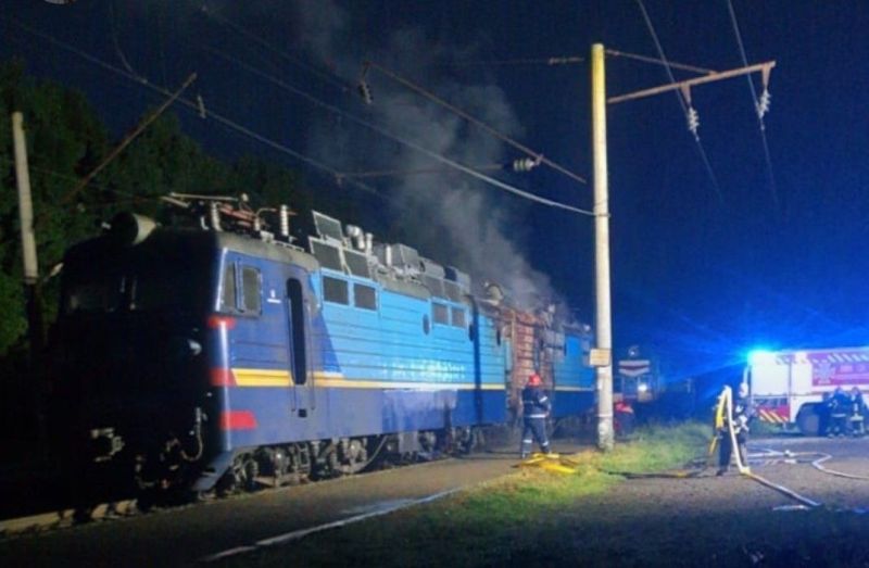 Через пожежу в електротязі поблизу Золочева рух поїздів затримали на чотири години
