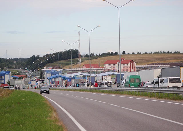 Польські аграрії припинили блокування вантажівок у Рава-Руській