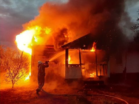 У Буському районі вщент згорів дерев'яний житловий будинок