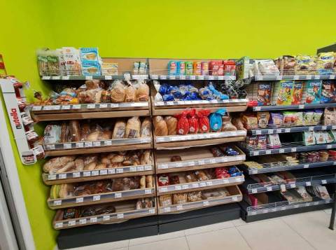 У Львові в супермаркети завезли продукти, курсує громадський транспорт