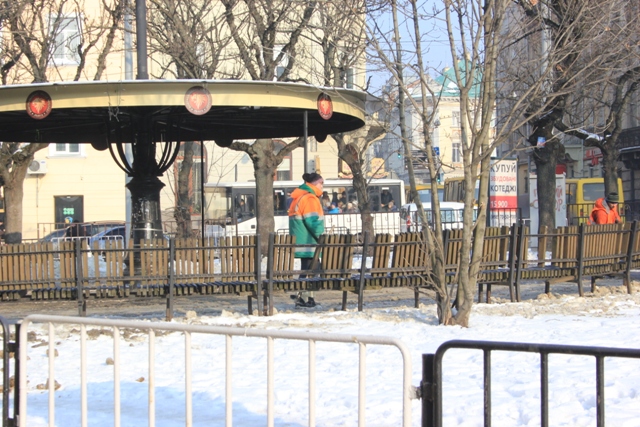 На вулиці Львова виїхали більше 60 одиниць снігоприбиральної техніки