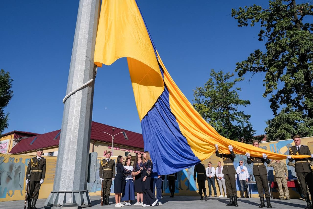 У Львові урочисто підняли державний прапор та заклали капсулу часу