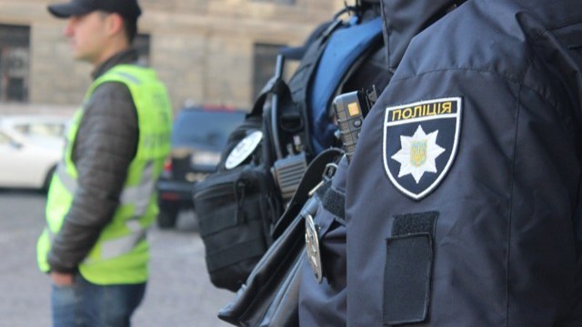 У Жовкві 17-річний хлопець у парку викрав в чоловіка ноутбук вартістю майже 70 тисяч гривень