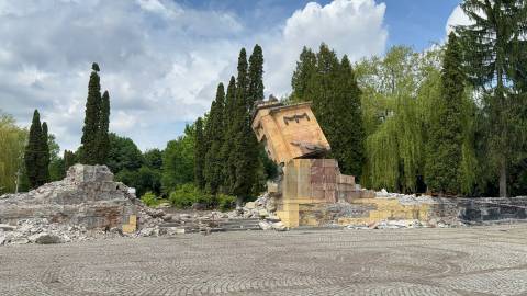 У Львові демонтували другу вхідну колону на Пагорбі Слави