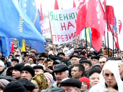 Початок акції "Вставай, Україно!" зібрав у Львові близько 2 тис. учасників