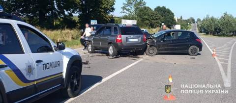 У Золочеві в потрійній ДТП постраждали четверо людей
