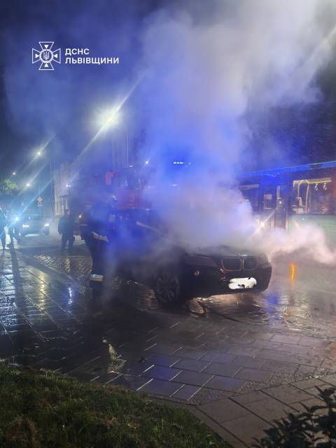 У Львові під час руху зайнялось авто BMW X3 