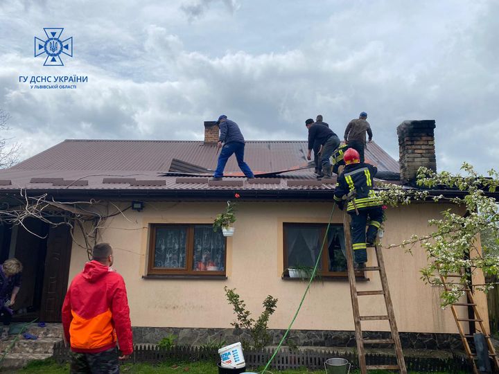 На Львівщині згорів дах житлового будинку