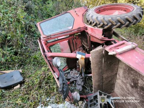 На Самбірщині перекинувся трактор: постраждали двоє людей