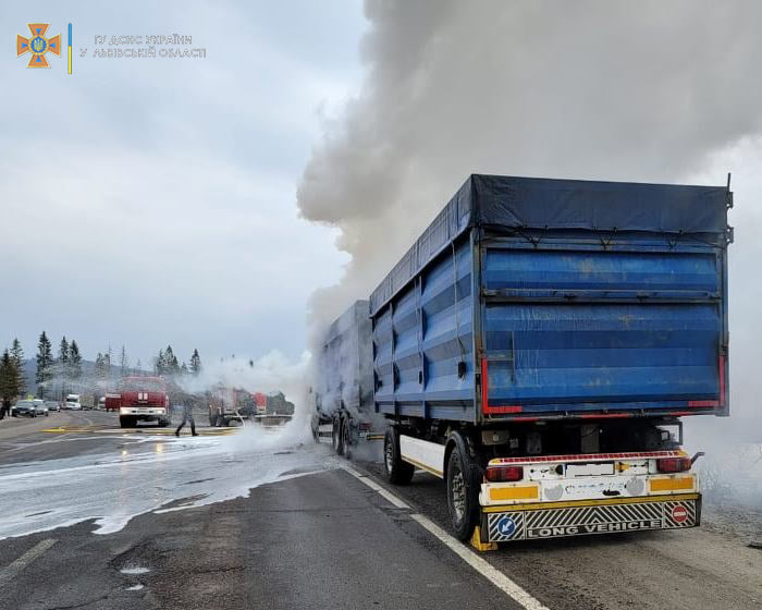 На Стрийщині під час руху зайнялася вантажівка