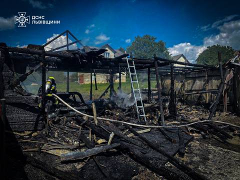 На Дрогобиччині згорів гараж з авто, скутером та мотоциклом 