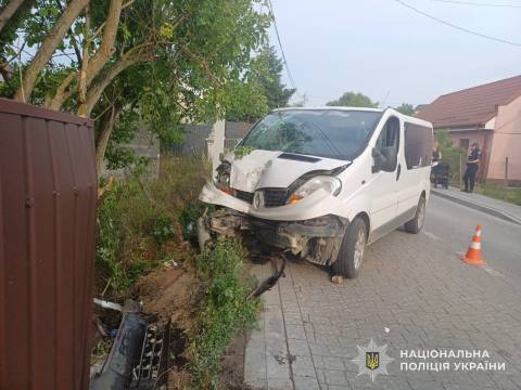 У Львові мікроавтобус врізався в огорожу: є постраждалі