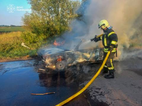 У Шеприцькому районі під час руху вщент згоріло авто