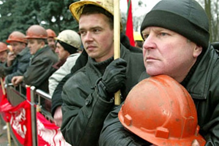 На Львівщині шахтарі пікетують Сокальську райдержадміністрацію з вимогою виплатити заборговану зарплату