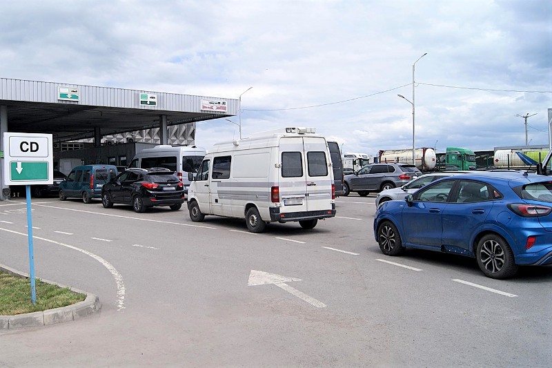 На кордоні з Польщею – черги з 65 авто та 13 автобусів