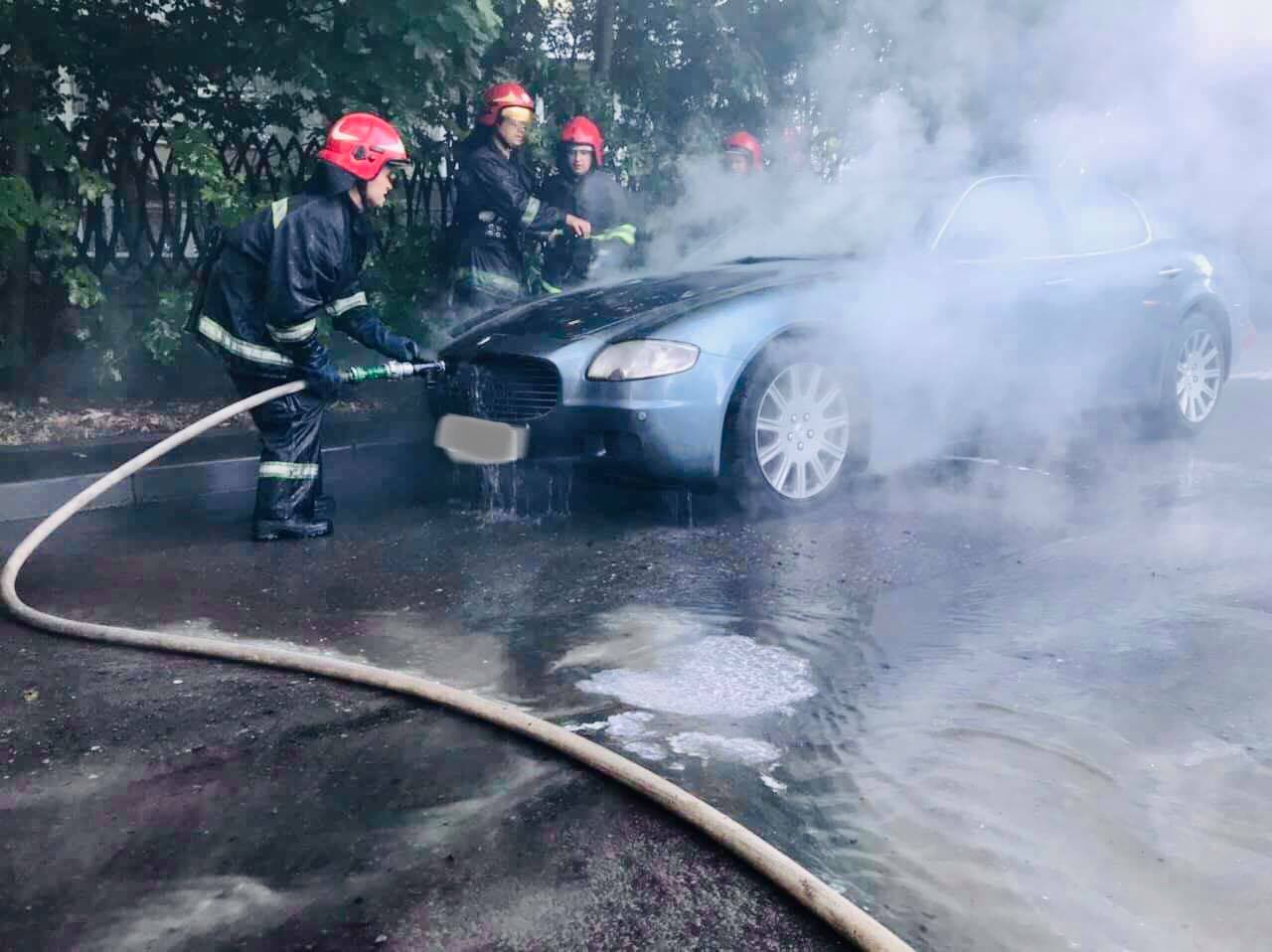 У Львові згоріла іномарка Maserati Quattroporte