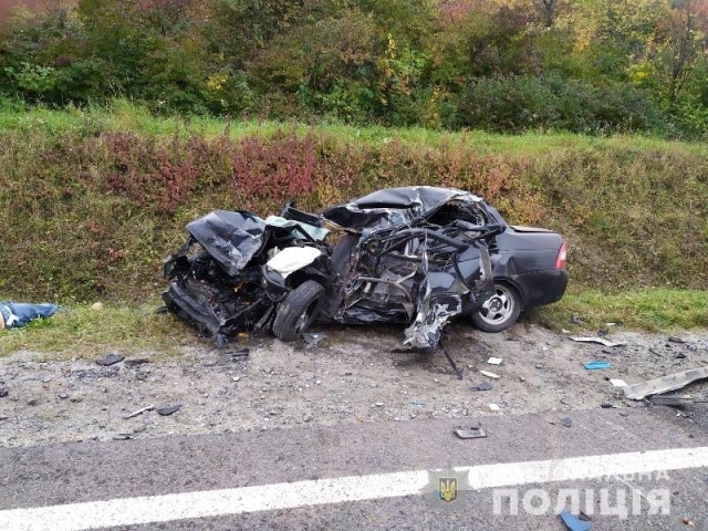 Поблизу Золочева у потрійній ДТП померли водій та пасажир ВАЗу