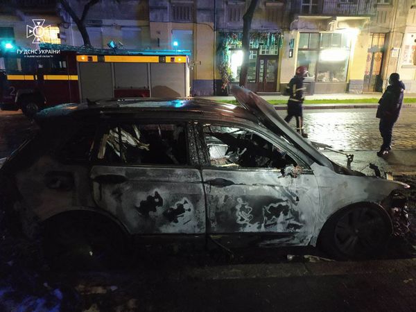 У Львові вщент згоріло авто Volkswagen Tiguan