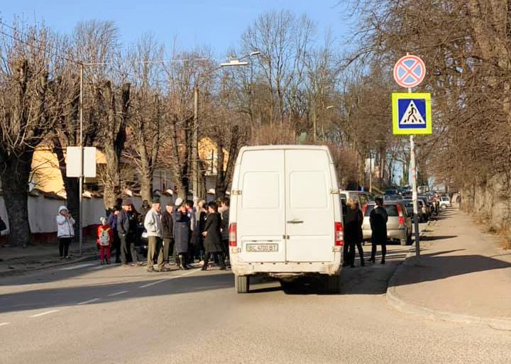 У Дрогобичі медики перекрили рух на головних дорогах міста