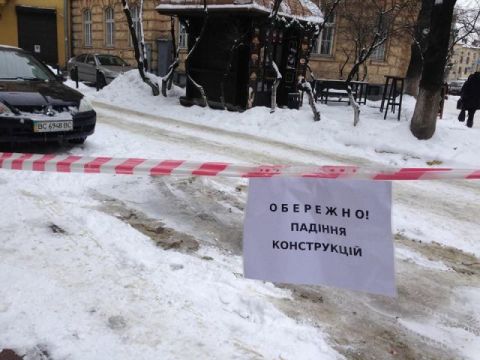 На вулиці Львова виїхали більше 150 одиниць снігоприбиральної техніки