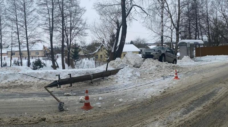 У Брюховичах  Land Rover врізався у опору лінії електропередач