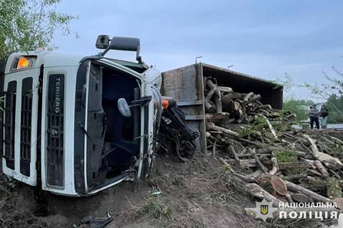 На Яворівщині перекинулась вантажівка: є постраждалий