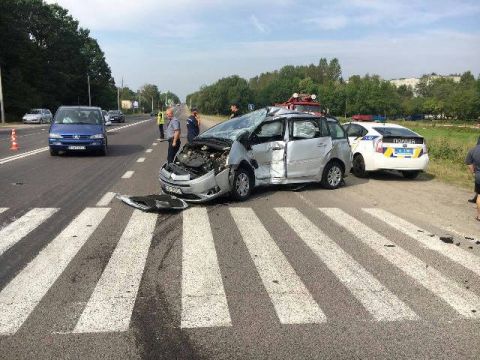 ДТП на Яворівщині: іномарка зіткнулась із туристичним автобусом