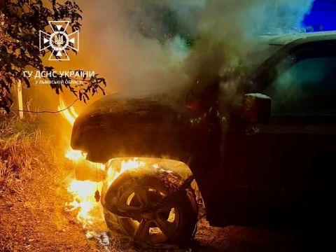 У Червонограді згоріла автівка Jeep Patriot