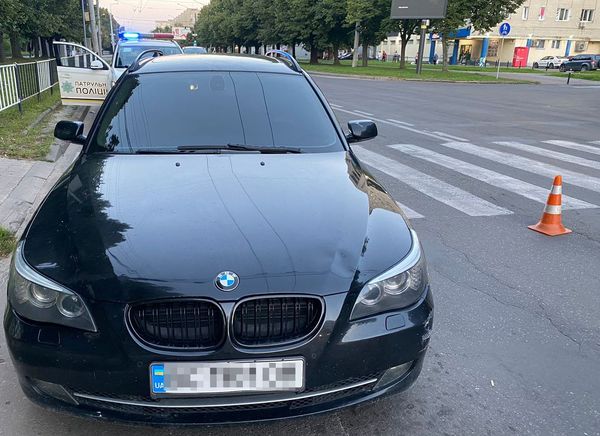 У Львові водій BMW збив жінку з двома дітьми