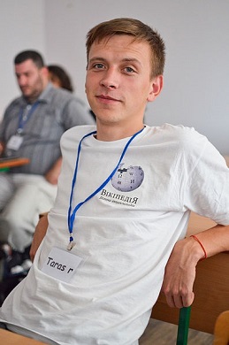 Тарас Рикмас у вікіфутболці (Андрій Макуха, wikimediaukraine.wordpress.com)